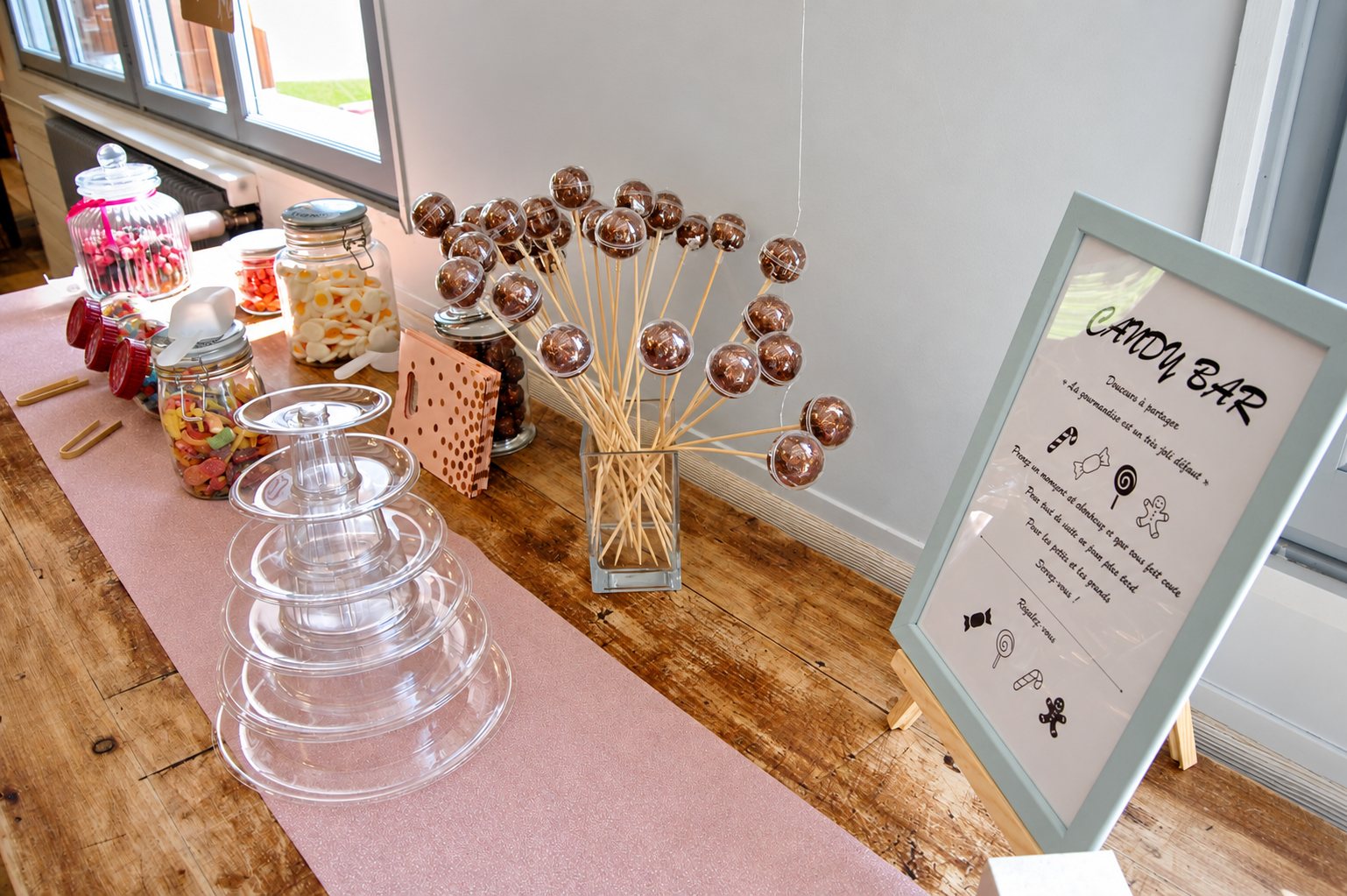 Candy bar avec bonbons et cake pops sur une table en bois