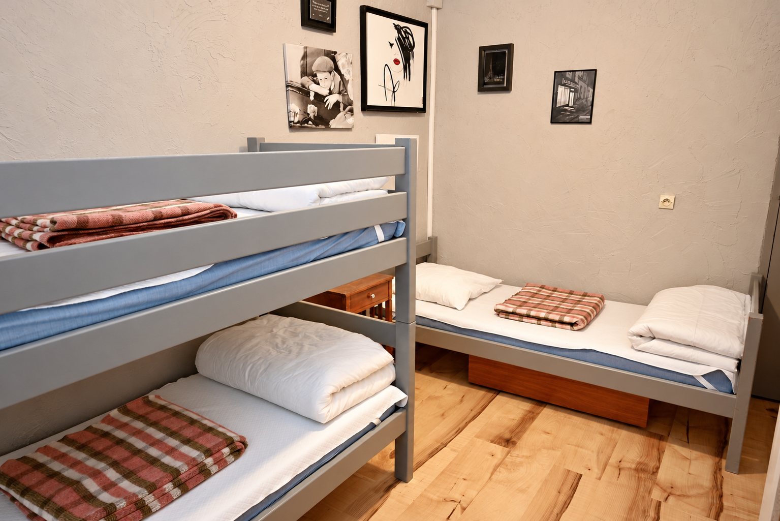 Chambre simple avec lits superposés gris et parquet clair